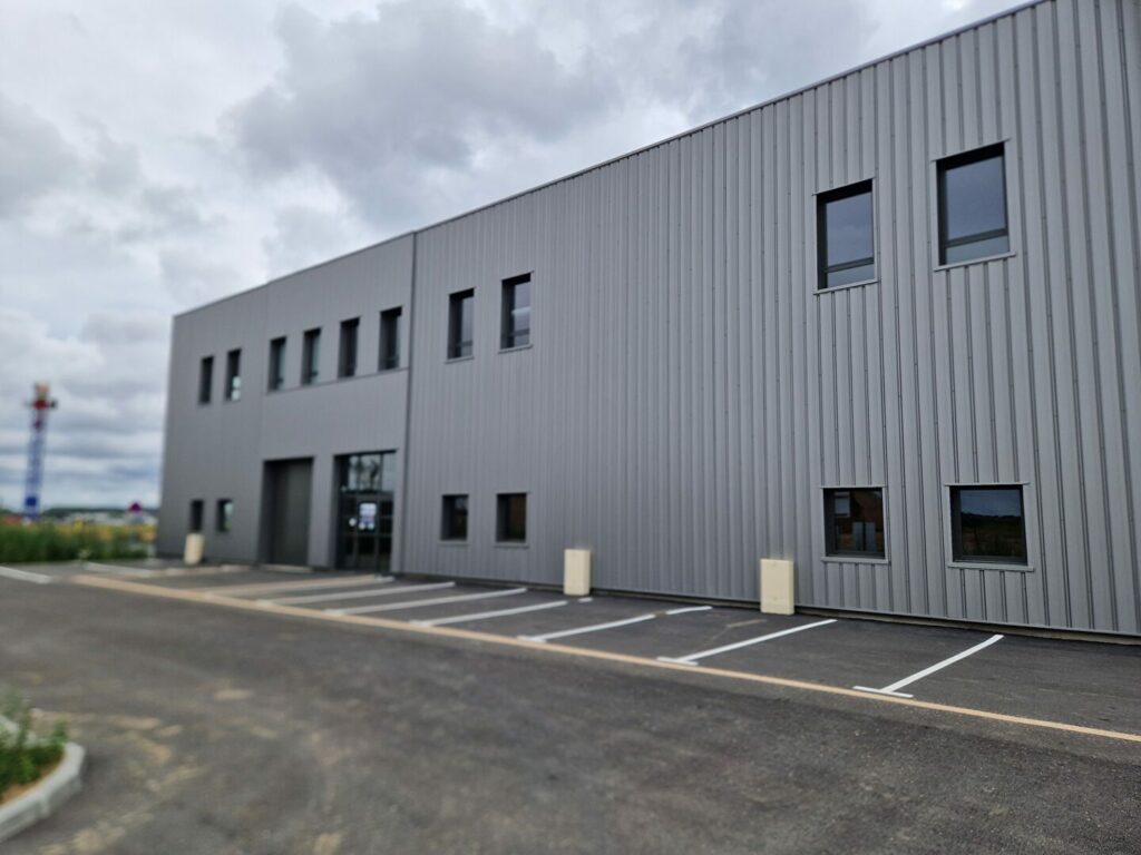 Ouest de Caen – A LOUER – Environ 2 100 m² de locaux d&rsquo;activités dont 1600 m² au sol