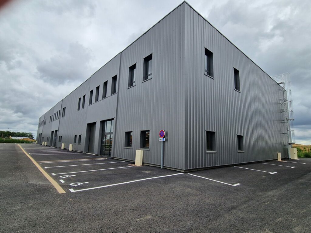 Ouest de Caen – A LOUER – Environ 2 100 m² de locaux d&rsquo;activités dont 1600 m² au sol