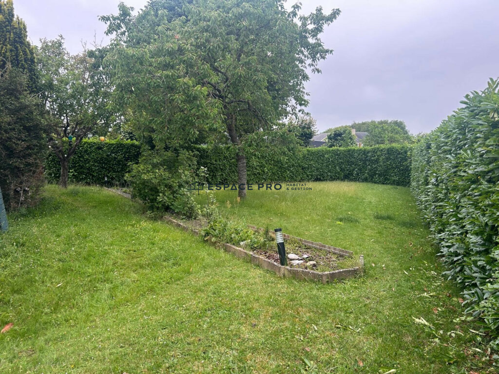 Maison de 5 chambres, avec sous-sol complet au milieu d&rsquo;un beau jardin