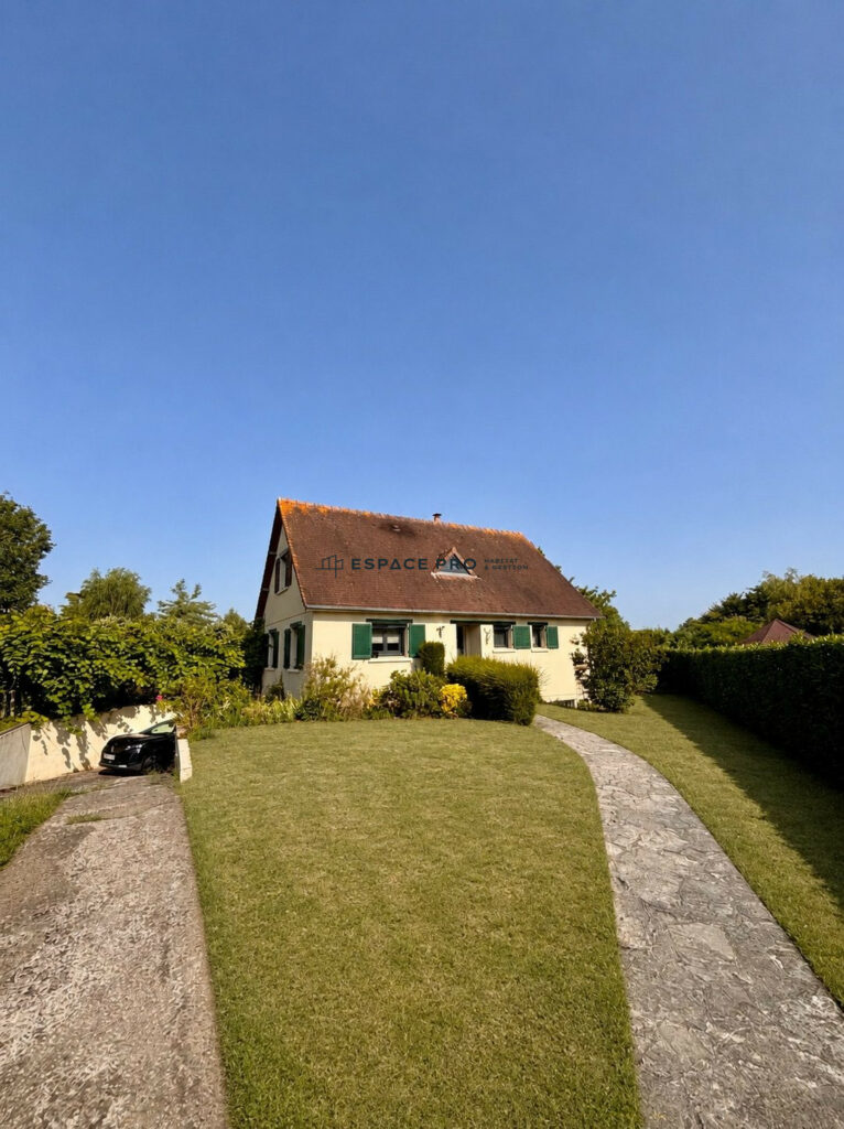 Maison de 5 chambres, avec sous-sol complet au milieu d&rsquo;un beau jardin