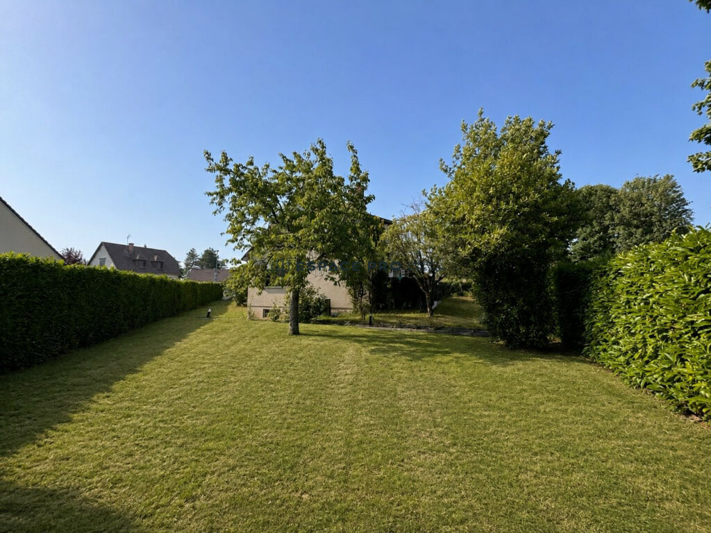 Maison de 5 chambres, avec sous-sol complet au milieu d&rsquo;un beau jardin