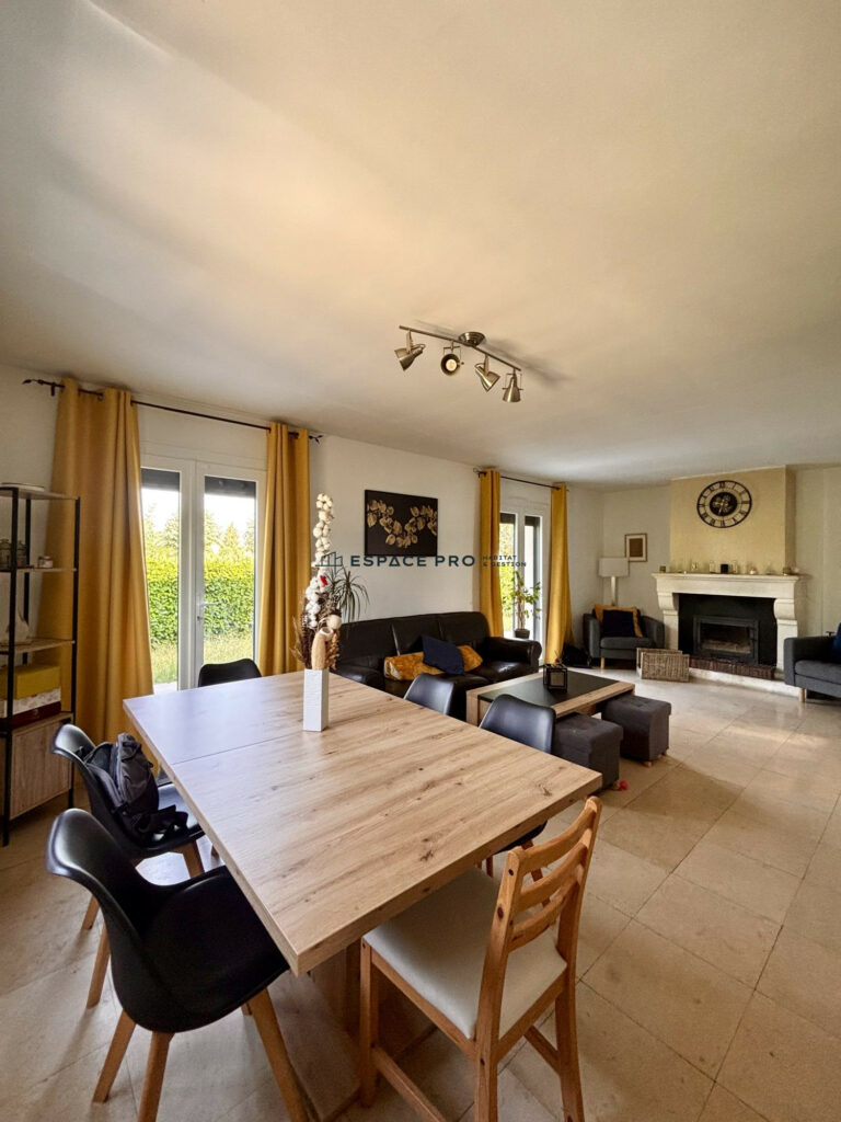 Maison de 5 chambres, avec sous-sol complet au milieu d&rsquo;un beau jardin