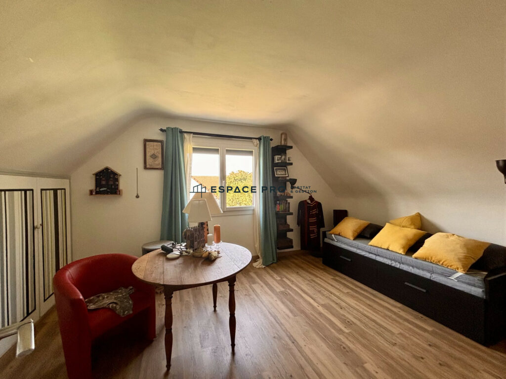 Maison de 5 chambres, avec sous-sol complet au milieu d&rsquo;un beau jardin