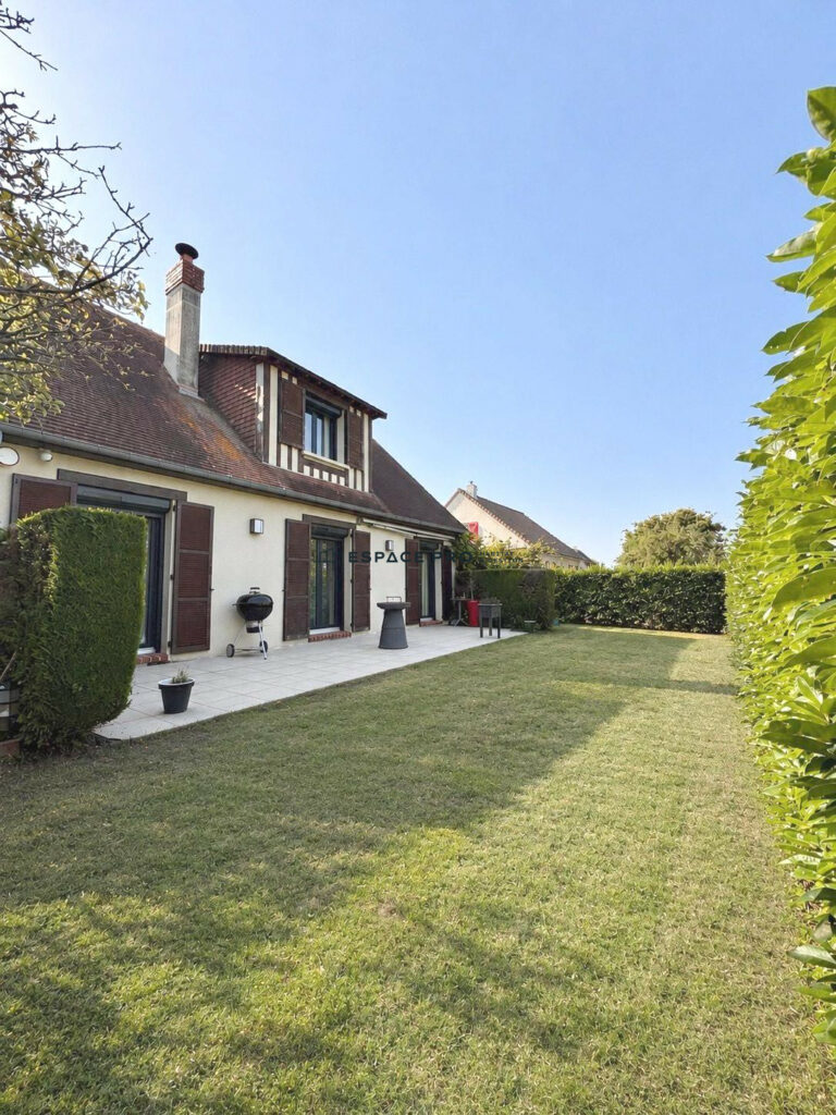 Maison de 5 chambres, avec sous-sol complet au milieu d&rsquo;un beau jardin
