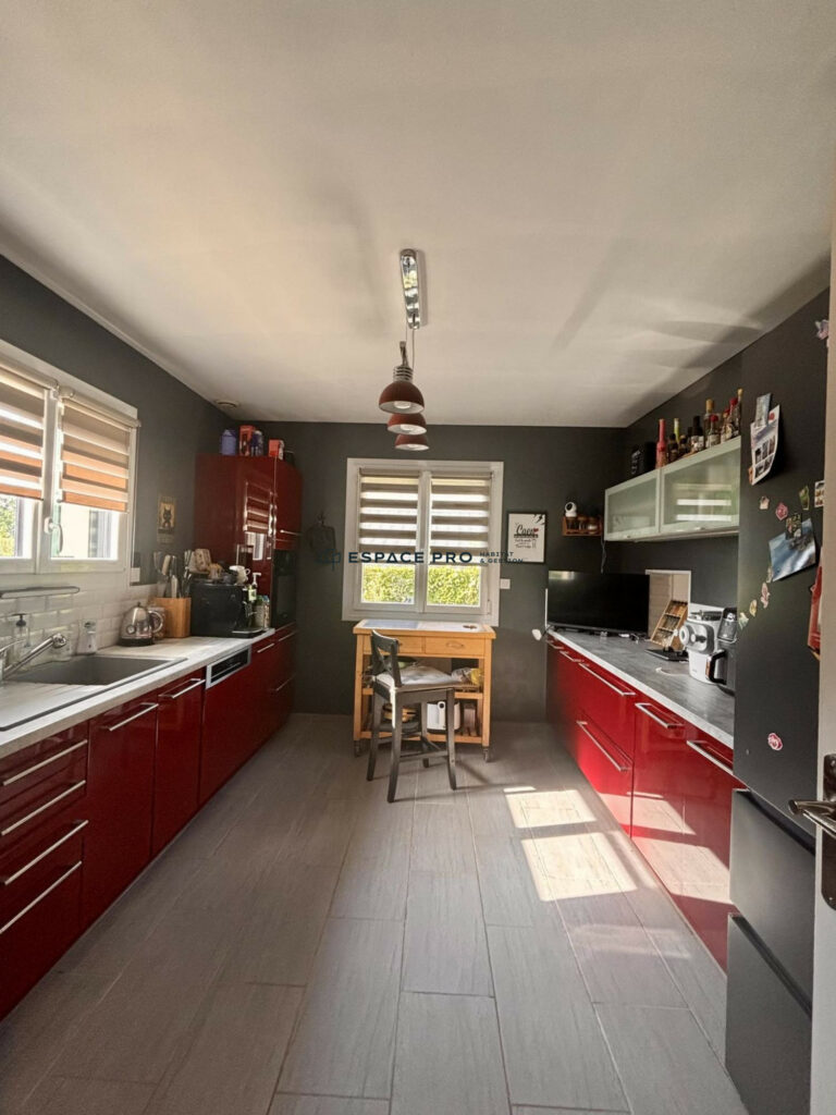Maison de 5 chambres, avec sous-sol complet au milieu d&rsquo;un beau jardin