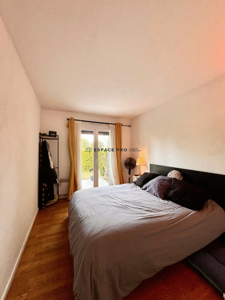 Maison de 5 chambres, avec sous-sol complet au milieu d&rsquo;un beau jardin