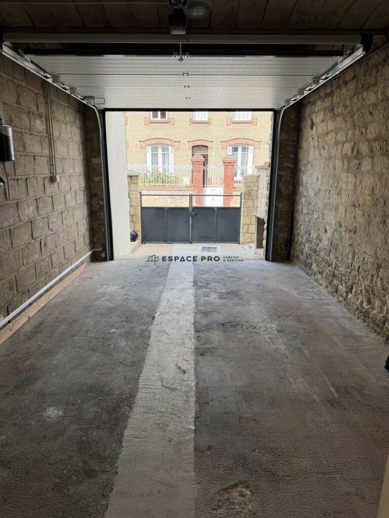 Maison rénovée avec jardin et garage
