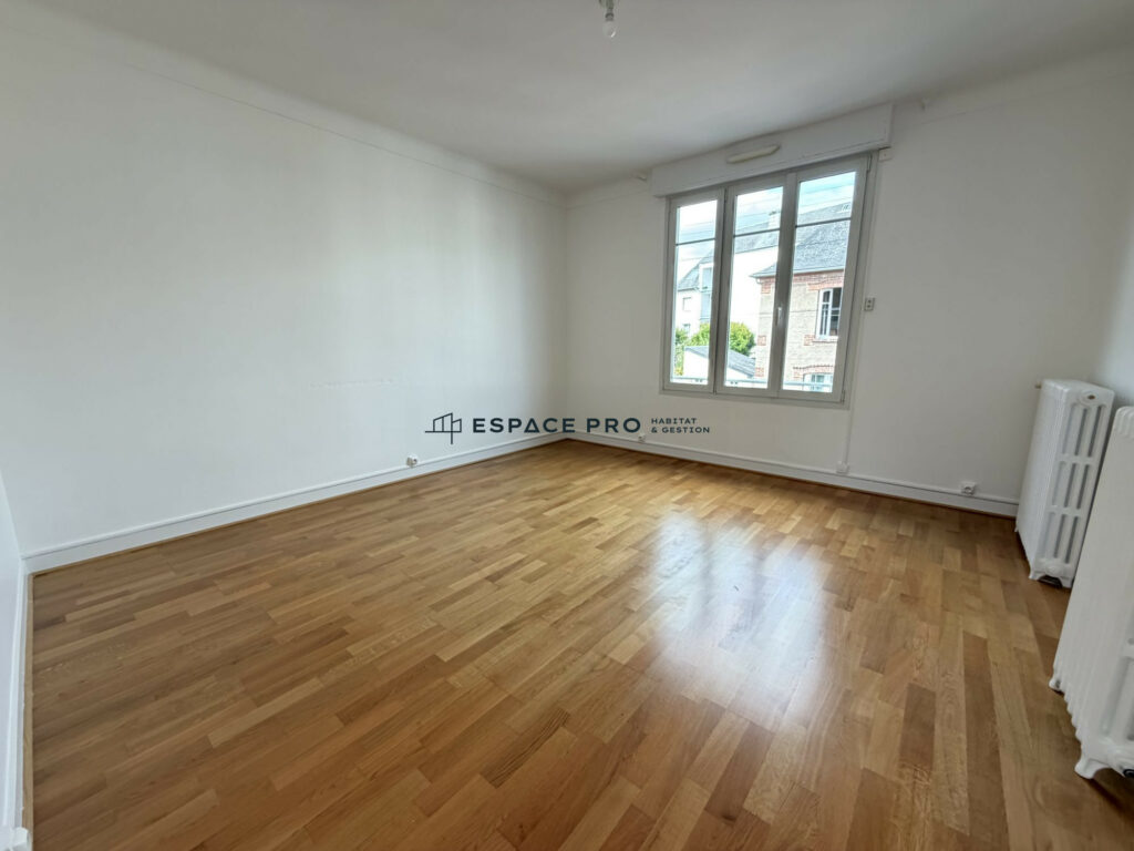 Maison rénovée avec jardin et garage