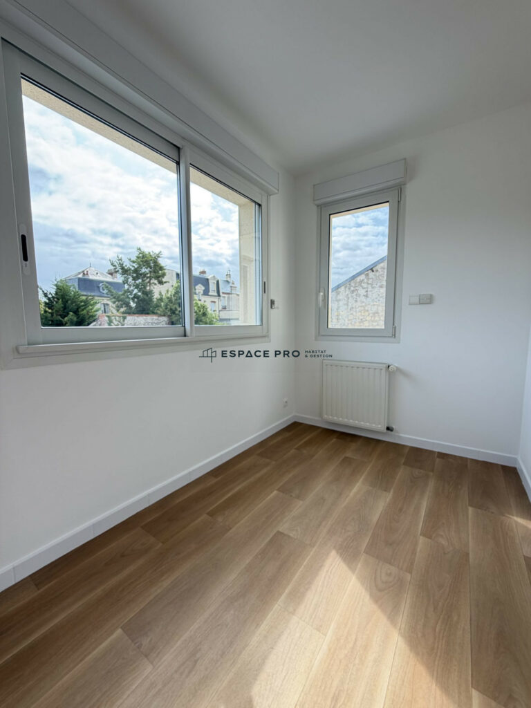 Maison rénovée avec jardin et garage