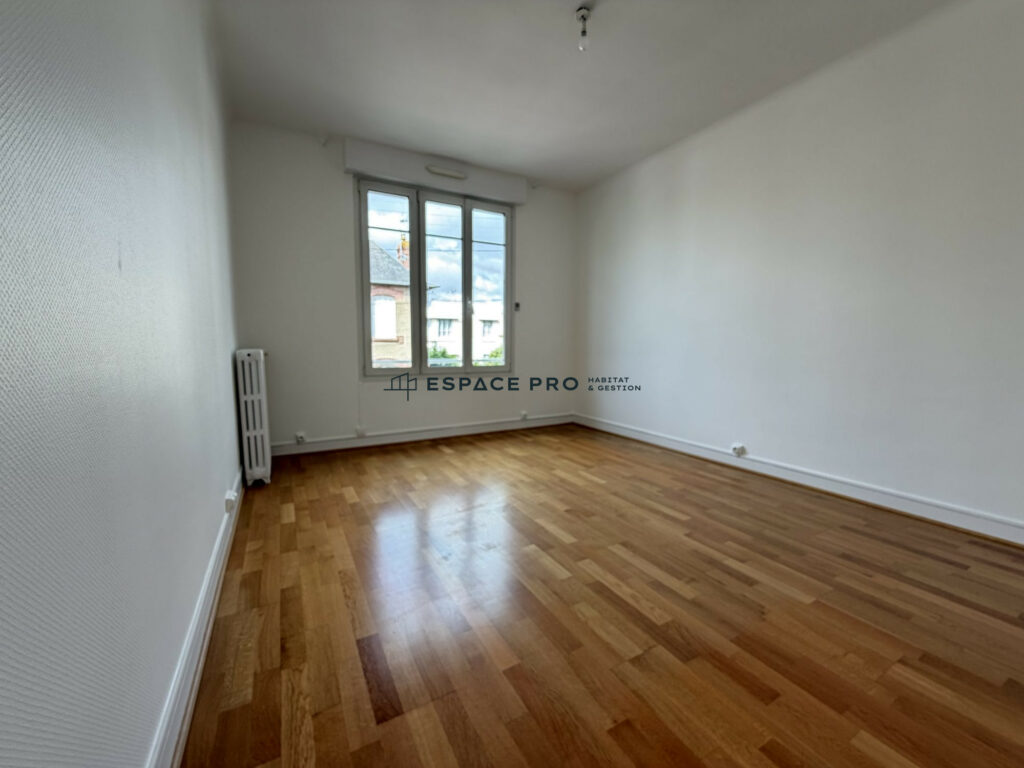 Maison rénovée avec jardin et garage