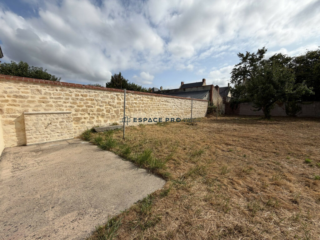 Maison rénovée avec jardin et garage