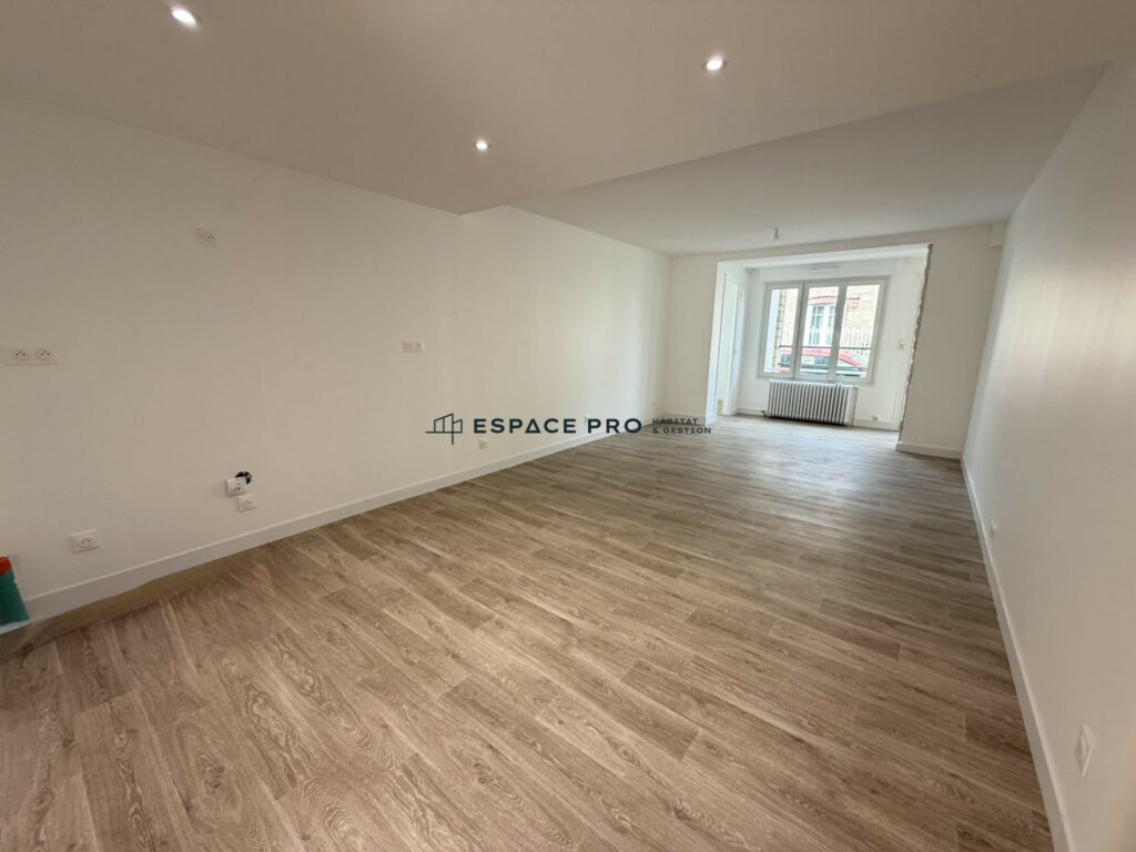 Maison rénovée avec jardin et garage